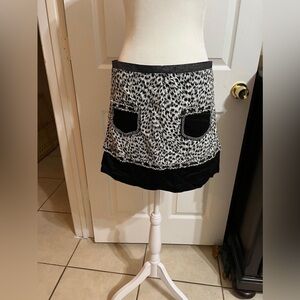 Black and white cheetah print velvet mini skirt with elastic waistband (J )